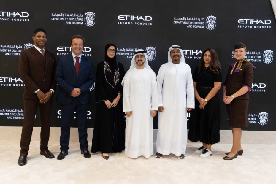 Etihad Airways y el Departamento de Cultura y Turismo de Abu Dhabi celebran el éxito sin precedentes del Programa de Escalas de Abu DhabiFoto: (de izquierda a derecha, flanqueado por la tripulación de cabina de Etihad) Tiago Phillimore, Director de Destinos, Productos y Vacaciones de Etihad; Aysha Al Kaabi, Vicepresidenta de Habilitación y Compromiso Comercial de Etihad; Abdulla Yousuf, Director de Operaciones Internacionales del DCT; Haitham Al Khamis, Jefe de Sección de Aviación, Cruceros y Asociaciones Globales del DCT; y Nahla Al Shorbaji, Directora de Proyectos de Aviación del DCT. ©Etihad Aiirways
