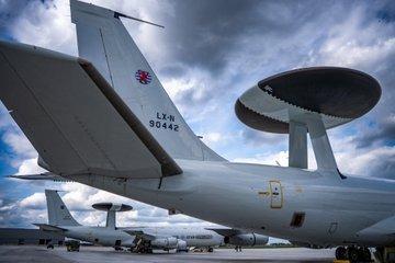 Tres aviones E-3A del Sistema Aerotransportado de Alerta y Control (AWACS) serán desplegados en Siauliai (Lituania) para reforzar la Actividad de Vigilancia. Foto cortesía de NATO AWACS