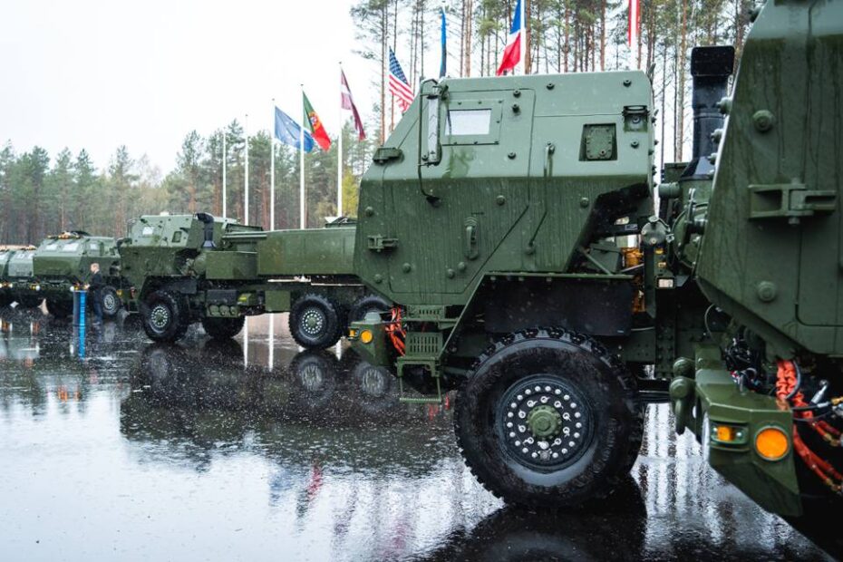 Estonia celebra la llegada del primer HIMARS báltico en una ceremonia el 30 de abril. Crédito de la foto: Kermo Pastarus/RKIK