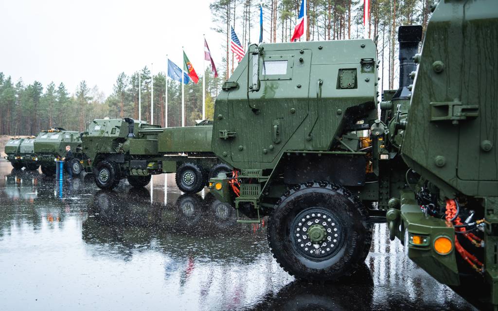 Estonia celebra la llegada del primer HIMARS báltico en una ceremonia el 30 de abril. Crédito de la foto: Kermo Pastarus/RKIK