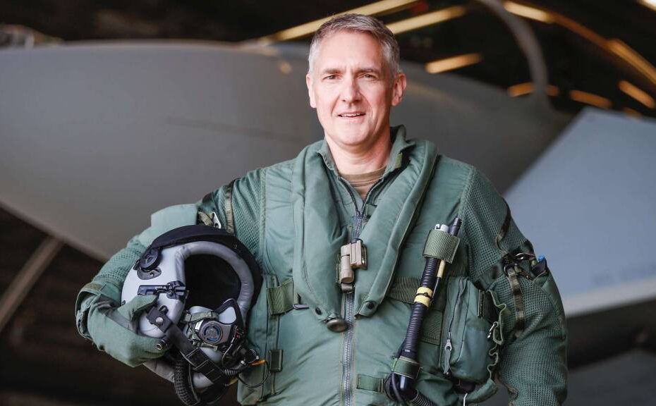 El teniente general Holger Neumann es piloto de un Eurofighter. Durante un vuelo de entrenamiento, recibe el mensaje de radio: «Recall - Back to Base». Una vez en tierra, el inspector general Carsten Breuer le comunicó por teléfono que iba a ser el nuevo inspector de la Fuerza Aérea alemana. ©Bundeswehr/Germaine-Noelle Lavinia Nassal