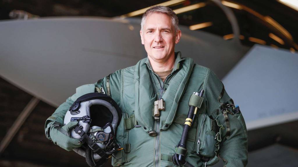 El teniente general Holger Neumann es piloto de un Eurofighter. Durante un vuelo de entrenamiento, recibe el mensaje de radio: «Recall - Back to Base». Una vez en tierra, el inspector general Carsten Breuer le comunicó por teléfono que iba a ser el nuevo inspector de la Fuerza Aérea alemana. ©Bundeswehr/Germaine-Noelle Lavinia Nassal
