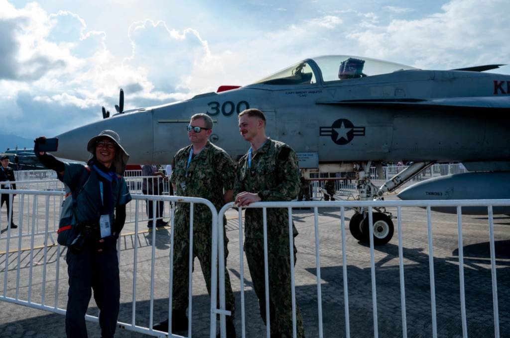 Richard Tretsven, a la izquierda, y Marcus Cox, oficial electricista de aviación de segunda clase, posan para una foto delante de un F/A-18E Super Hornet de los «Kestrels» del Escuadrón de Cazas de Ataque (VFA) 137 con un asistente a la Exposición Internacional Marítima y Aeroespacial de Langkawi 2025 en Langkawi, Malasia, 20 de mayo de 2025. LIMA 25 es un evento bienal que reúne a las partes interesadas de la industria y a los líderes gubernamentales y militares de más de una docena de naciones en un evento de cinco días dedicado a los sectores marítimo y aeroespacial para aplicaciones de defensa, civiles y comerciales. (Foto de la Fuerza Aérea de los EE.UU. por la aviadora superior Alexzandra Gracey)