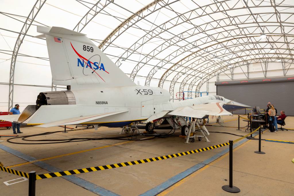 El avión supersónico silencioso de investigación X-59 de la NASA durante sus pruebas de sistemas «pájaro de aluminio» en las instalaciones Skunk Works de Lockheed Martin en Palmdale, California. La prueba verificó cómo el hardware y el software de la aeronave trabajan juntos, respondiendo a las entradas del piloto y manejando los fallos del sistema inyectado. ©Lockheed Martin / Garry Tice