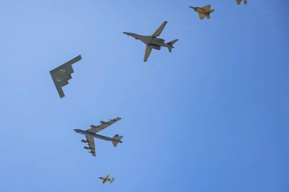 Un B-2 Spirit encabeza una formación formada por un B-1 Lancer, un B-52 Stratofortress, un A-10 Warthog, un F-16 Fighting Falcon, un F-15 Eagle y un F-22 Raptor, asignados al Mando de Combate Aéreo y al Mando de Ataque Global, durante la exhibición Hyundai Air and Sea en Miami, Florida, el 24 de mayo de 2025. Cada avión desempeñó un papel único en la demostración del amplio alcance de la Fuerza Aérea de EE.UU., desde los bombarderos heredados hasta los cazas de vanguardia de quinta generación. Conocido como Formación Libertad, el evento subrayó la capacidad de la Fuerza Aérea para proyectar fuerza en cualquier lugar y en cualquier momento, como un componente clave de la defensa nacional. (Foto de la Fuerza Aérea de EE.UU. por la Sargento Lauren Cobin)