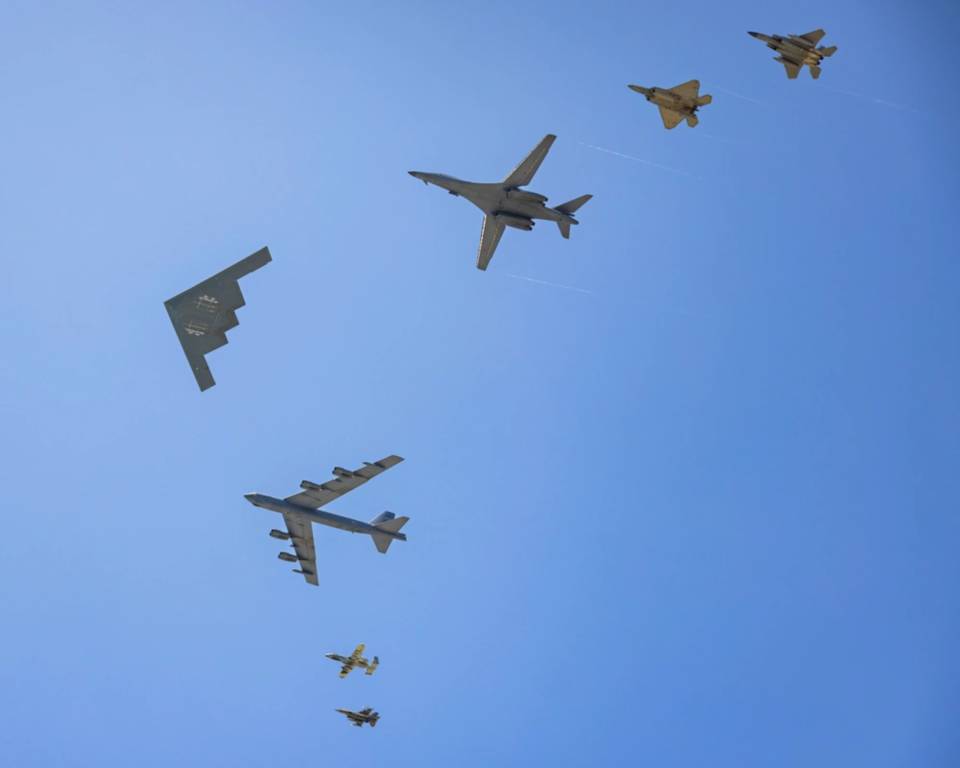 Un B-2 Spirit encabeza una formación formada por un B-1 Lancer, un B-52 Stratofortress, un A-10 Warthog, un F-16 Fighting Falcon, un F-15 Eagle y un F-22 Raptor, asignados al Mando de Combate Aéreo y al Mando de Ataque Global, durante la exhibición Hyundai Air and Sea en Miami, Florida, el 24 de mayo de 2025. Cada avión desempeñó un papel único en la demostración del amplio alcance de la Fuerza Aérea de EE.UU., desde los bombarderos heredados hasta los cazas de vanguardia de quinta generación. Conocido como Formación Libertad, el evento subrayó la capacidad de la Fuerza Aérea para proyectar fuerza en cualquier lugar y en cualquier momento, como un componente clave de la defensa nacional. (Foto de la Fuerza Aérea de EE.UU. por la Sargento Lauren Cobin)