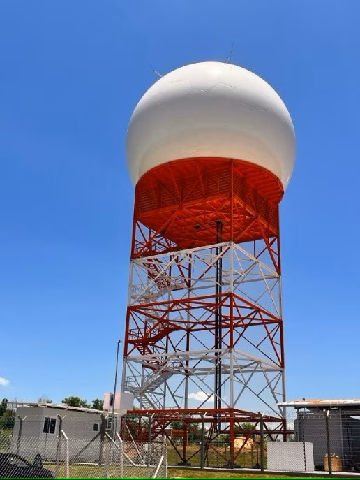 Radar primario TRAC NG y radar secundario RSM NG instalados conjuntamente en el aeropuerto Presidente Prudente. Copyright Omnisys, a Thales company