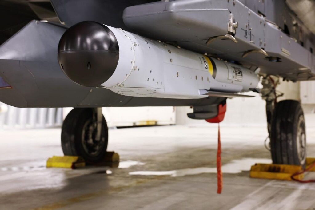 La información sobre los objetivos procedía de múltiples sensores, entre ellos el avión de patrulla marítima P-8 Poseidon de Noruega, lo que permitió a las municiones ajustar su rumbo y atacar con precisión los objetivos designados. Foto cortesía de la Real Fuerza Aérea Noruega.