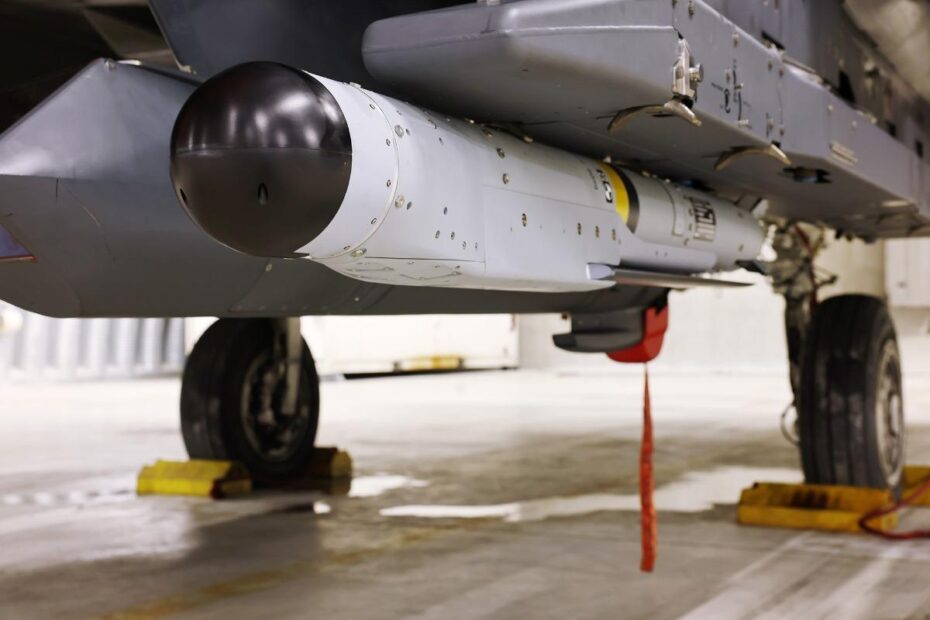 La información sobre los objetivos procedía de múltiples sensores, entre ellos el avión de patrulla marítima P-8 Poseidon de Noruega, lo que permitió a las municiones ajustar su rumbo y atacar con precisión los objetivos designados. Foto cortesía de la Real Fuerza Aérea Noruega.