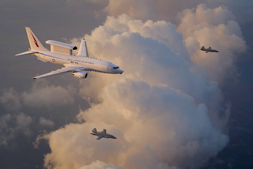 Representación artística de un E-7A Wedgetail de la Real Fuerza Aérea Australiana en equipo con dos aviones de combate colaborativos MQ-28 Ghost Bat. (Ilustración de Boeing)