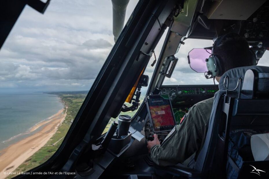 Playa de Normandía desde la cabina de un A400M Atlas ©Armée de l'Air et de l'Espace