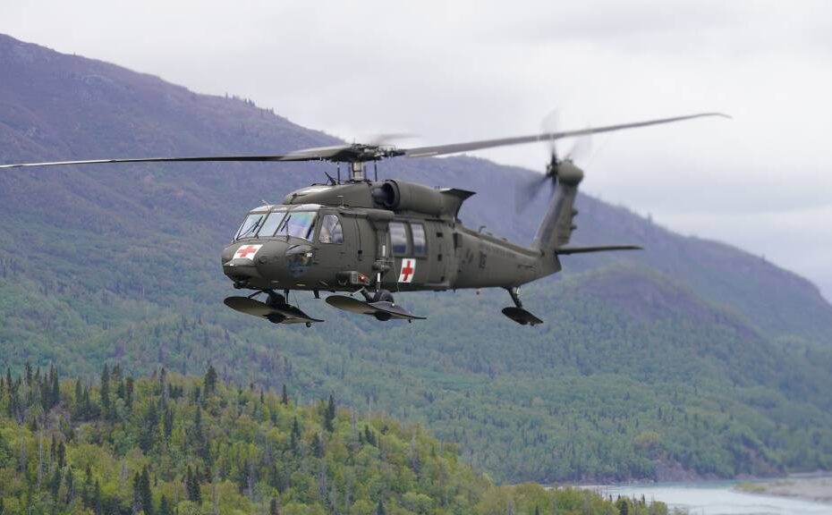 Un helicóptero HH-60M Black Hawk de la compañía Golf, 2-211º Batallón de Aviación de Apoyo General lleva a cabo una misión de entrenamiento el 31 de mayo de 2023. El Black Hawk partió del aeródromo Bryant Army Airfield en la Base Conjunta Elmendorf-Richardson para completar tareas de cualificación de la tripulación aérea, operaciones de evacuación médica e izado, así como maniobras básicas de vuelo cerca del glaciar Colony. Foto de la ANG por Dana Rosso