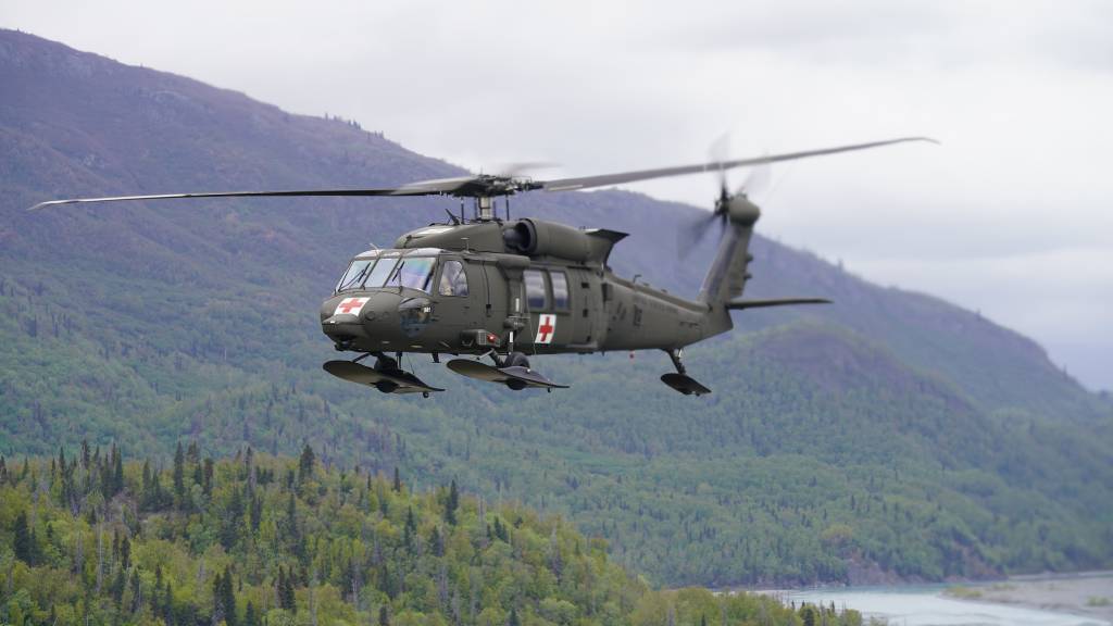 Un helicóptero HH-60M Black Hawk de la compañía Golf, 2-211º Batallón de Aviación de Apoyo General lleva a cabo una misión de entrenamiento el 31 de mayo de 2023. El Black Hawk partió del aeródromo Bryant Army Airfield en la Base Conjunta Elmendorf-Richardson para completar tareas de cualificación de la tripulación aérea, operaciones de evacuación médica e izado, así como maniobras básicas de vuelo cerca del glaciar Colony. Foto de la ANG por Dana Rosso