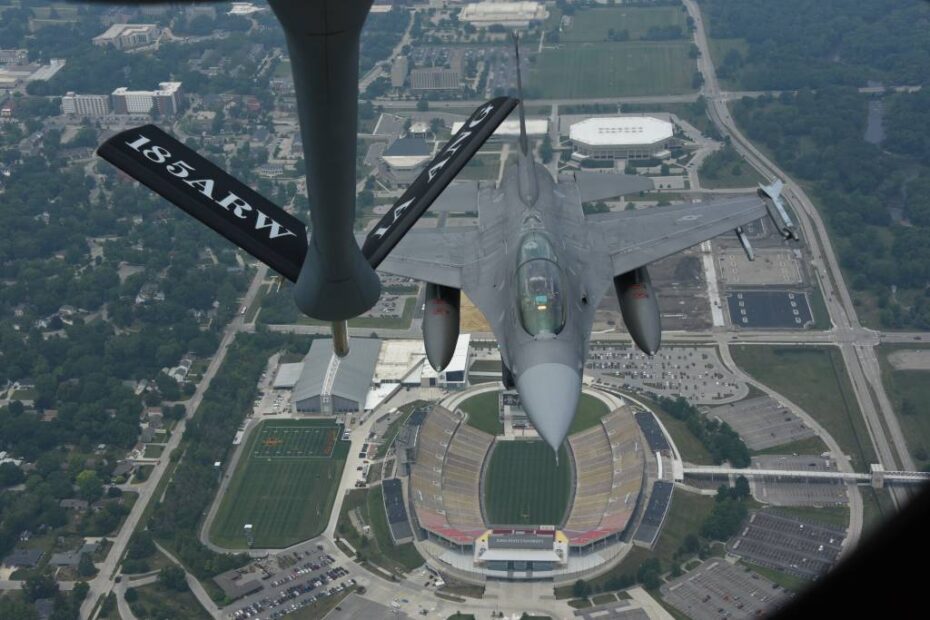 Un F-16 Falcon de la Fuerza Aérea de EE.UU. del Ala 114 de Caza de la Guardia Nacional Aérea de Dakota del Sur volando con un KC-135 Stratotanker de la Fuerza Aérea de EE.UU. del Ala 185 de Reabastecimiento Aéreo de la Guardia Nacional Aérea de Iowa sobrevuelan el estadio Jack Trice en el campus de la Universidad Estatal de Iowa en Ames, Iowa, el 27 de junio de 2023. Las aeronaves forman parte de una demostración nacional de reabastecimiento aéreo, en conmemoración del centenario del reabastecimiento aéreo. Foto de la Guardia Nacional Aérea de EE.UU. Sargento Mayor Vincent De Groot