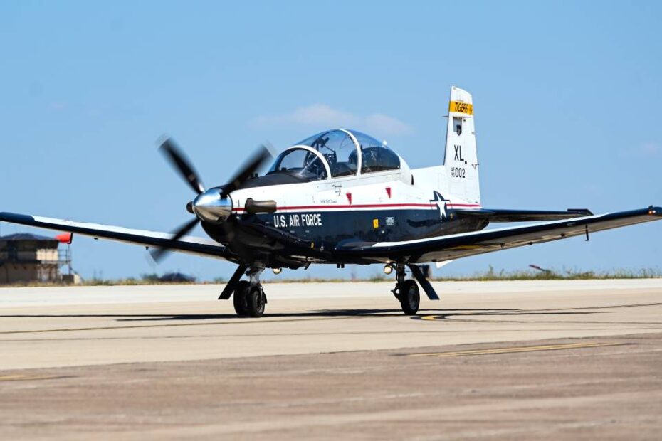 Un T-6A Texan II recorre la línea de vuelo durante la Surge Week en la Base Aérea de Laughlin, Texas, 29 de septiembre de 2023. El T-6 es un avión de entrenamiento utilizado por los pilotos de la Fuerza Aérea de EE.UU.. (Foto de la Fuerza Aérea de EE.UU. por la piloto de primera clase Keira Rossman)