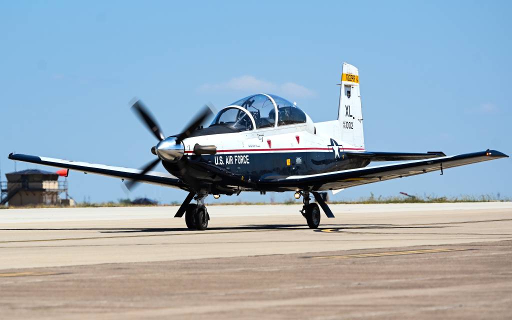 Un T-6A Texan II recorre la línea de vuelo durante la Surge Week en la Base Aérea de Laughlin, Texas, 29 de septiembre de 2023. El T-6 es un avión de entrenamiento utilizado por los pilotos de la Fuerza Aérea de EE.UU.. (Foto de la Fuerza Aérea de EE.UU. por la piloto de primera clase Keira Rossman)