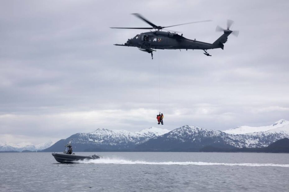 Aviadores del helicóptero HH-60G Pave Hawk de la Guardia Nacional Aérea de Alaska asignados al 210º Escuadrón de Rescate izan a dos paracaidistas del 212º Escuadrón de Rescate durante un entrenamiento de izaje en el Prince William Sound cerca de Whittier, Alaska, 16 de mayo de 2024. Los aviadores del 212º Escuadrón de Rescate están entrenados, equipados y preparados para llevar a cabo operaciones de recuperación de personal de amplio espectro, tanto convencionales como no convencionales. La 212ª, junto con la 210ª y la 211ª RQS, forman la Tríada de Rescate del Ala 176ª y se encuentran entre las unidades de búsqueda y rescate de combate más activas del mundo. (Foto de la Guardia Nacional de Alaska por Alejandro Peña)