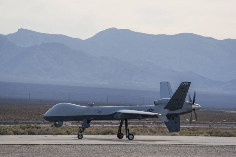 Un avión teledirigido MQ-9 Reaper de las Fuerzas Aéreas de EE.UU., asignado al Ala 432, se dirige a la pista de aterrizaje de la Base Aérea de Creech, Nevada, 15 de abril de 2025. Las capacidades del MQ-9 lo hacen especialmente apto para llevar a cabo operaciones de guerra irregular en apoyo de los objetivos del mando combatiente. Foto de la ANG por la aviadora superior Renee Blundon