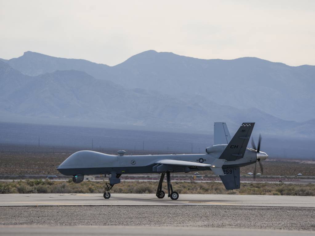 Un avión teledirigido MQ-9 Reaper de las Fuerzas Aéreas de EE.UU., asignado al Ala 432, se dirige a la pista de aterrizaje de la Base Aérea de Creech, Nevada, 15 de abril de 2025. Las capacidades del MQ-9 lo hacen especialmente apto para llevar a cabo operaciones de guerra irregular en apoyo de los objetivos del mando combatiente. Foto de la ANG por la aviadora superior Renee Blundon