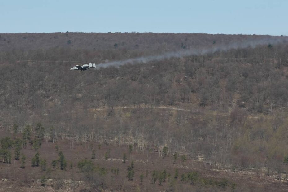 Un A-10 del Ala 175 lleva a cabo un entrenamiento en el campo de tiro aire-tierra de Bollen, situado en Fort Indiantown Gap, Annville, Pensilvania, 15 de abril de 2025. Bollen Range está operado por la 193ª Ala de Operaciones Especiales y apoya las actividades de entrenamiento de una variedad de aeronaves de las unidades de la Fuerza Aérea de EE.UU., así como helicópteros militares adicionales, transporte pesado y aeronaves de misiones especiales que realizan entrenamiento en el noreste de Estados Unidos. (Foto de la Guardia Nacional Aérea de EE.UU. por el aviador Austin Stern)