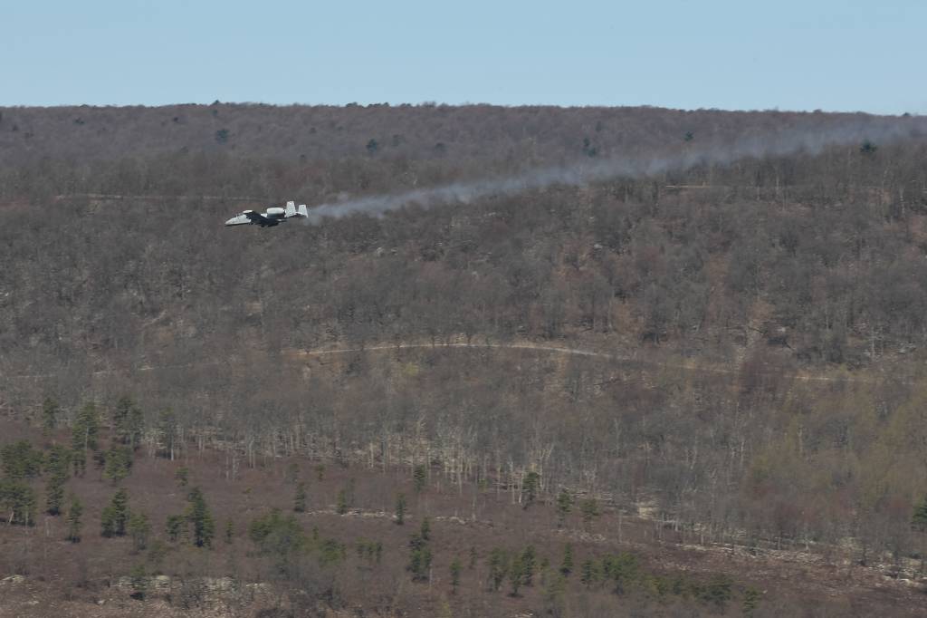 Un A-10 del Ala 175 lleva a cabo un entrenamiento en el campo de tiro aire-tierra de Bollen, situado en Fort Indiantown Gap, Annville, Pensilvania, 15 de abril de 2025. Bollen Range está operado por la 193ª Ala de Operaciones Especiales y apoya las actividades de entrenamiento de una variedad de aeronaves de las unidades de la Fuerza Aérea de EE.UU., así como helicópteros militares adicionales, transporte pesado y aeronaves de misiones especiales que realizan entrenamiento en el noreste de Estados Unidos. (Foto de la Guardia Nacional Aérea de EE.UU. por el aviador Austin Stern)
