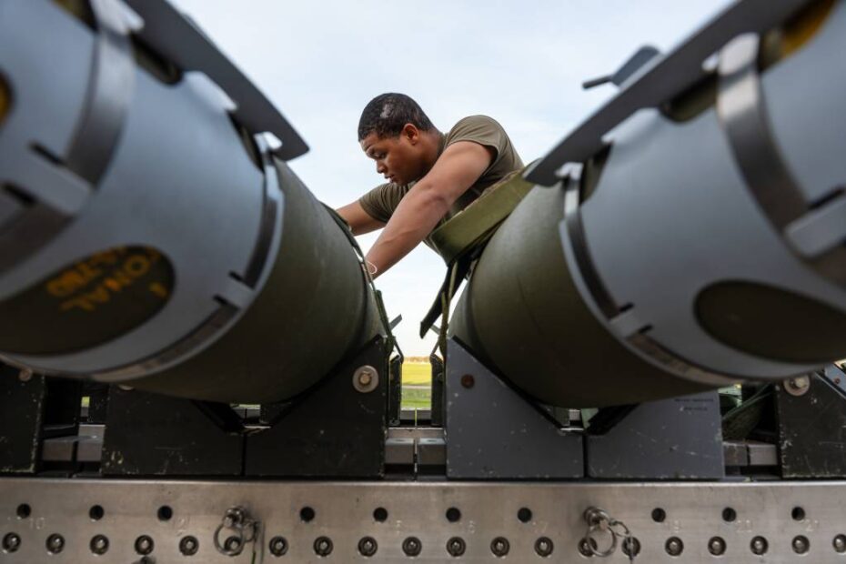 Un aviador asignado al 393º Escuadrón de Generación de Bombarderos prepara municiones de ataque directo conjunto GBU-38 para cargarlas en un bombardero furtivo B-2 Spirit en la Base Whiteman de la Fuerza Aérea, Mo. Las operaciones de carga fueron un componente de la Demostración de Tecnología de Capacidad Conjunta QUICKSINK del Laboratorio de Investigación de la Fuerza Aérea, una nueva capacidad de bajo coste y lanzada desde el aire para derrotar amenazas marítimas. (Foto de la Fuerza Aérea de EE.UU. por el aviador Joshua Hastings)