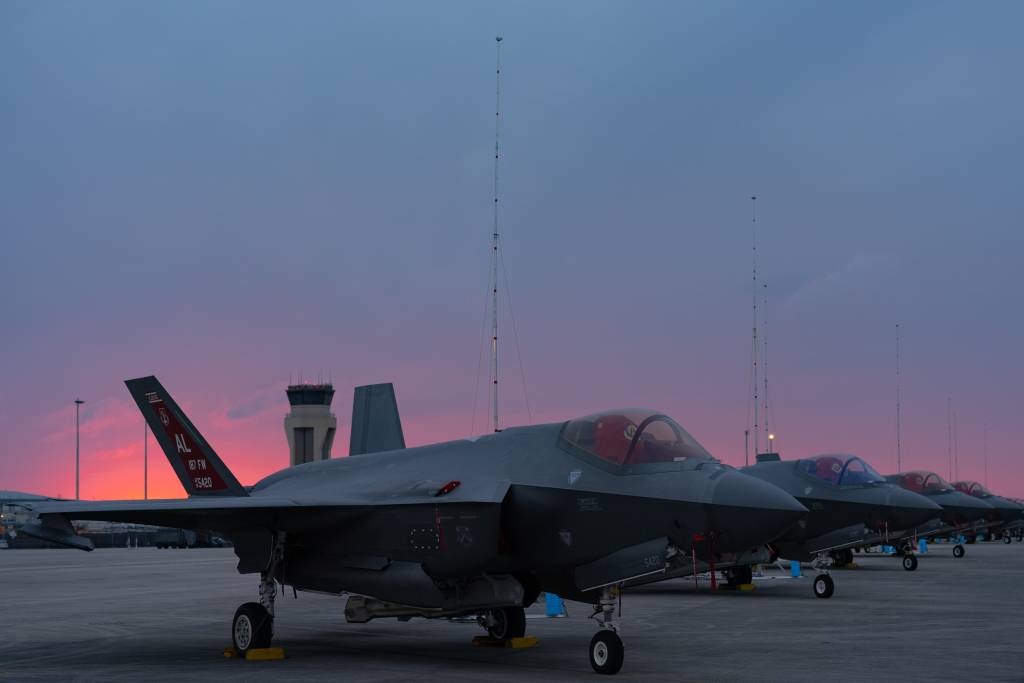 Varios F-35A Lightning II asignados al Ala de Caza 187 permanecen en la línea de vuelo durante Checkered Flag 25-2 tras los vuelos del día en la Base Aérea de Tyndall, Florida, 7 de mayo de 2025. Checkered Flag es un ejercicio aéreo bianual de fuerzas conjuntas en el que participan más de 60 aviones de combate de cuarta y quinta generación en simulaciones de combate de grandes fuerzas para mejorar el poder aéreo de combate de dominio conjunto. (Foto de la Guardia Nacional Aérea de EE.UU. por el aviador de primera clase Andre Bordlee)