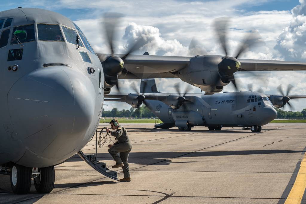 Un encargado de carga del 165º Escuadrón de Transporte Aéreo de la Guardia Nacional Aérea de Kentucky sube a bordo de un avión C-130J Super Hércules en el Aeropuerto Regional Barkley de Paducah, Kentucky, el 13 de mayo de 2025, en apoyo del Ejercicio Grindstone, un escenario de respuesta a terremotos de tres días de duración escenificado en la Zona Sísmica de Nuevo Madrid. Paducah se encuentra dentro de la zona, el área sísmica más activa en el este de Estados Unidos, y podría servir como un centro aéreo en caso de un terremoto de gran escala (U.S. Air National Guard photo by Dale Greer)