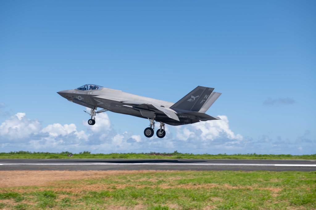 IWO To, Japón (25 de mayo de 2025) Un F-35C Lightning II de la Marina de los EE.UU. asignado al Escuadrón de Cazas de Ataque (VFA) 147 y adscrito al Ala Aérea de Portaaviones (CVW) 5, se prepara para aterrizar durante una práctica de aterrizaje en portaaviones (FCLP) en Iwo To, Japón, 25 de mayo de 2025. El FCLP es un entrenamiento de vuelo requerido para la cualificación y competencia de los pilotos que precede a las operaciones de aterrizaje de portaaviones, garantizando la preparación bélica en apoyo de la seguridad regional y la estabilidad en la región Indo-Pacífica de EE.UU.. (Foto de la Marina de los EE.UU. por el Especialista en Comunicación de Masas de 2ª Clase Dyxan K. Williams)