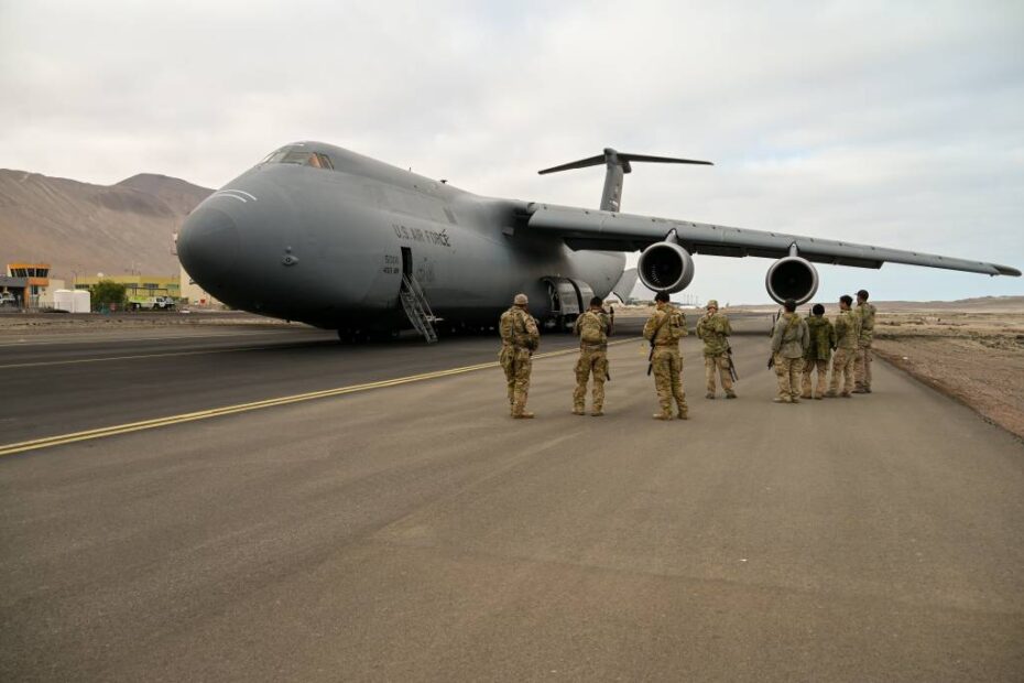 Infantes de Marina asignados al Destacamento de Reserva de Operaciones Especiales de la Infantería de Marina esperan autorización para ingresar a un C-5M Super Galaxy del Ala de Transporte Aéreo 433 como parte del Ejercicio Estrella del Sur '25 en una base aérea cerca de Iquique, Chile, el 3 de junio de 2025. (Foto de la Fuerza Aérea de EE.UU. por Julián Hernández)