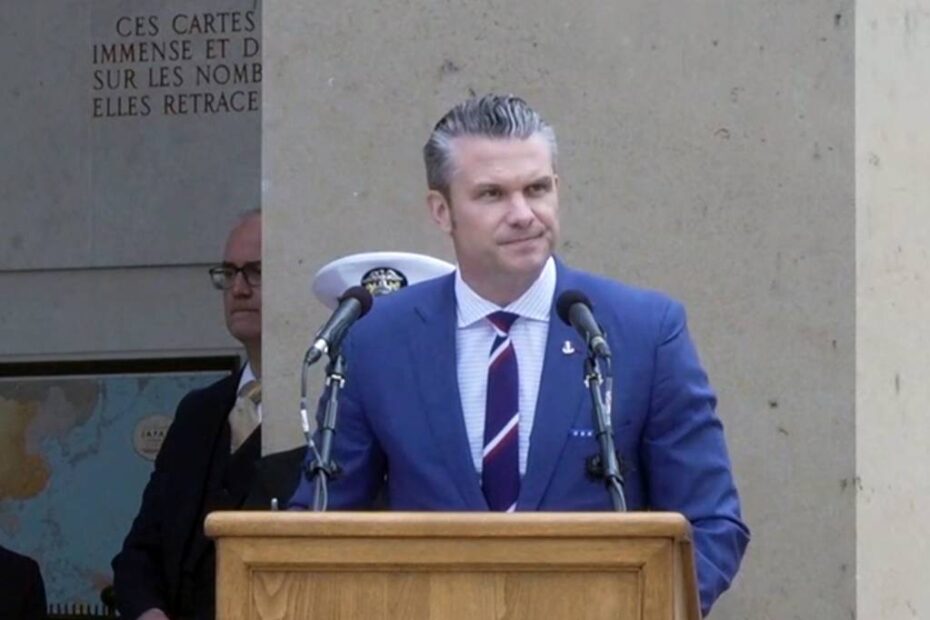 El Secretario de Defensa Pete Hegseth conmemora el 81º aniversario del desembarco del Día D por las tropas estadounidenses y aliadas durante una ceremonia en el Cementerio Americano de Normandía en Colleville-sur-Mer, Francia, 6 de junio de 2025. ©DoD