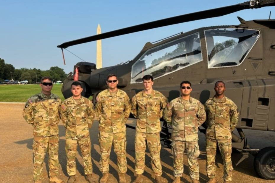 El Suboficial Jefe 4 del Ejército James «Woody» C. Watkins Jr. (izquierda), el Sargento del Ejército Elijah C. Braddy, el Sargento del Ejército Michael A. Frutchey, el Sargento del Ejército Daniel S. Browning Jr., el Sargento del Ejército Edgar Echeverría-Nolasco y el Suboficial Jefe 3 del Ejército Darius T. Jenkins, todos ellos asignados a la Guardia Nacional del Ejército de Carolina del Norte, frente a un AH-64 Apache aparcado en el National Mall de Washington, el 10 de junio de 2025. Los soldados participarán en la celebración del 250 aniversario del Ejército, el 14 de junio de 2025.