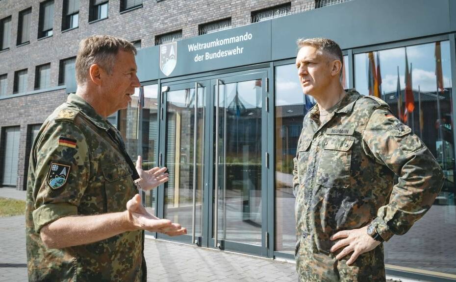 Primera visita tras su toma de posesión: el Teniente General Holger Neumann (derecha) es recibido por el General de División Michael Traut (izquierda) en el Mando Espacial de Uedem. ©Bundeswehr/Marvin Hofmann