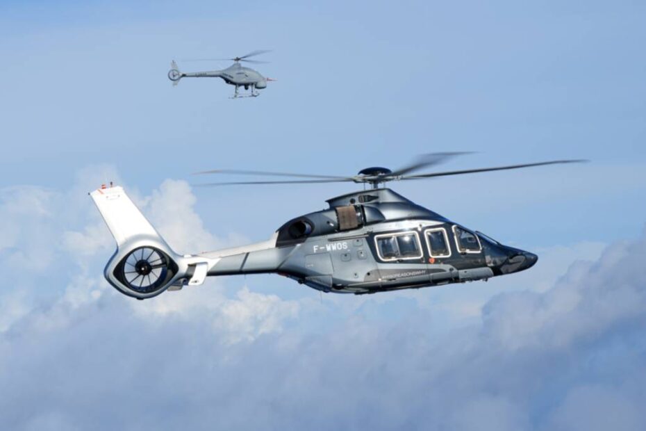 El VSR700 UAS volando en formación con un H160 tripulado © Airbus Helicopters / Anthony Pecchi