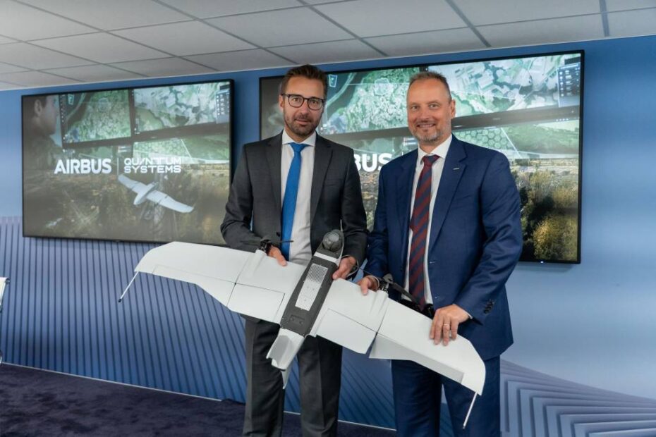 Florian Seibel (izquierda), Consejero Delegado de Quantum Systems, y Mike Schoellhorn, Consejero Delegado de Airbus Defence and Space. ©Airbus