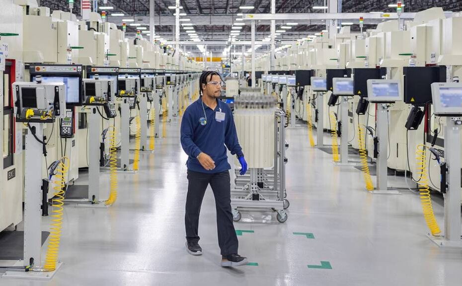 Un operario de la planta de fabricación de álabes y palas de Pratt & Whitney en Asheville, Carolina del Norte, recorre la sección de la obra denominada Taladradora para comprobar el estado de una pieza. Este proceso altamente automatizado permite que una o dos personas gestionen las operaciones de varias máquinas. Algunas partes de esta imagen se han difuminado para proteger información sensible. ©RTX