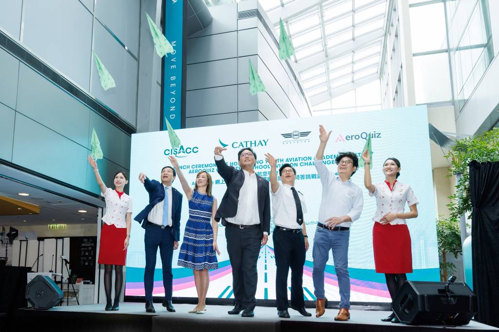 Junto con los entusiastas estudiantes participantes, el Subsecretario de Interior y Juventud del Gobierno de la RAE de Hong Kong, Clarence Leung (cuarto por la izquierda), la Directora Comercial y de Atención al Cliente de Cathay, Lavinia Lau (tercera por la izquierda), el Presidente de la HKYAA, Capitán Patrick Lau (tercero por la derecha), el Jefe de Normas de Vuelo del Departamento de Aviación Civil, Capitán Lawrence Wong (segundo por la izquierda), y el Consejero Honorario de la HKYAA, Albert Wong (segundo por la derecha), dieron comienzo al acto de presentación con una emocionante actividad de vuelo de aviones de papel. ©Cathay