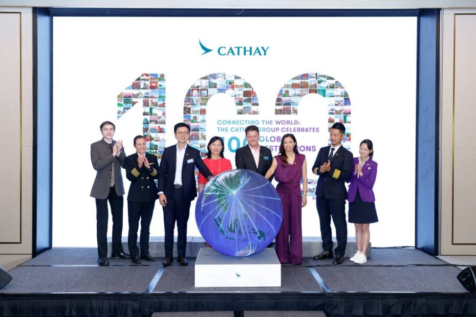 La Secretaria de Transporte y Logística del Gobierno de la RAE de Hong Kong, Mable Chan (cuarta por la izquierda), el Presidente de Cathay Group, Patrick Healy (cuarto por la derecha), el Consejero Delegado de Cathay Group, Ronald Lam (tercero por la izquierda), y la Consejera Delegada de HK Express, Jeanette Mao (tercera por la derecha), marcaron el hito en un momento especial de celebración. ©Grupo Cathay