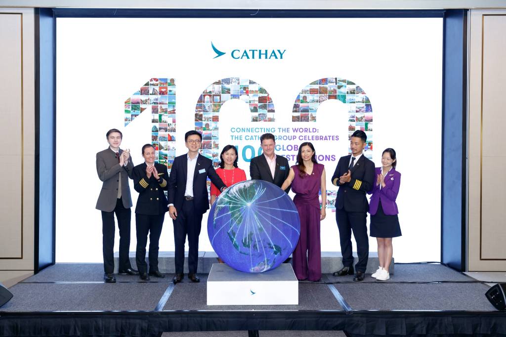 La Secretaria de Transporte y Logística del Gobierno de la RAE de Hong Kong, Mable Chan (cuarta por la izquierda), el Presidente de Cathay Group, Patrick Healy (cuarto por la derecha), el Consejero Delegado de Cathay Group, Ronald Lam (tercero por la izquierda), y la Consejera Delegada de HK Express, Jeanette Mao (tercera por la derecha), marcaron el hito en un momento especial de celebración. ©Grupo Cathay