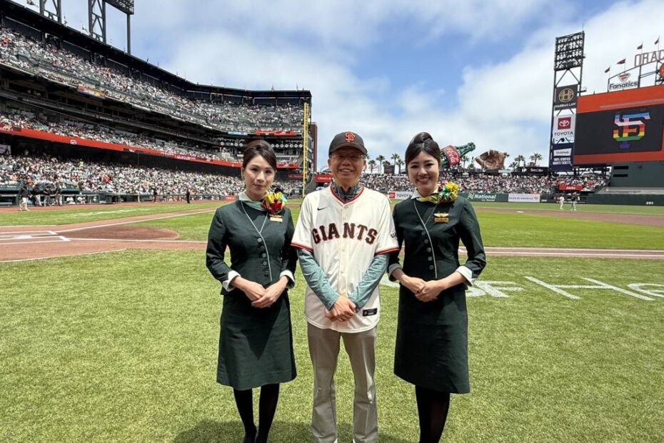 El Presidente de EVA Air, Clay Sun, asistió al partido de los Gigantes el 8 de junio, donde participó en la celebración del Día de Hello Kitty® ©EVA Air