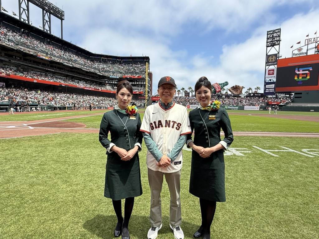 El Presidente de EVA Air, Clay Sun, asistió al partido de los Gigantes el 8 de junio, donde participó en la celebración del Día de Hello Kitty® ©EVA Air