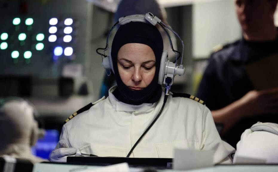 Nina Vinde en el Centro de Información de Combate a bordo del HMS Dauntless. ©Marina Real Británica