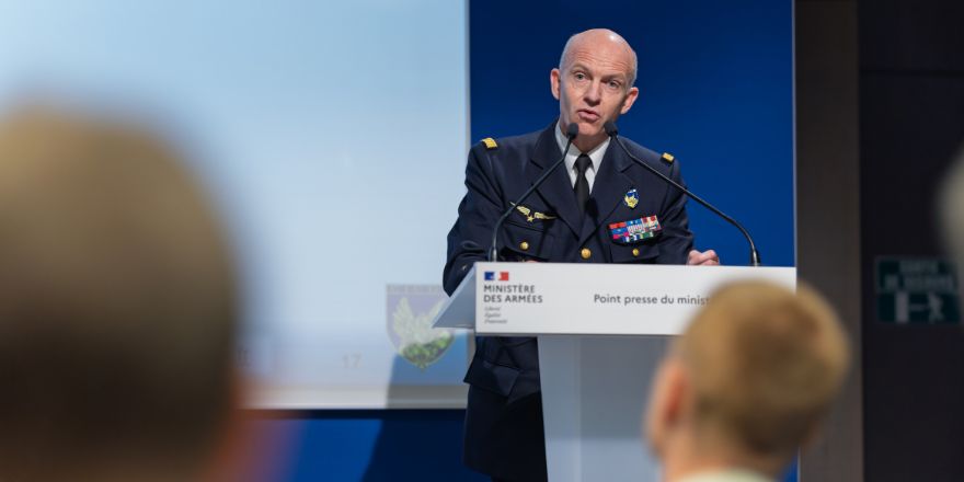 El General Vincent Breton, Director del CICDE, en la rueda de prensa del Ministerio de Defensa © Sch Christian Hamilcaro / Ministère des Armées