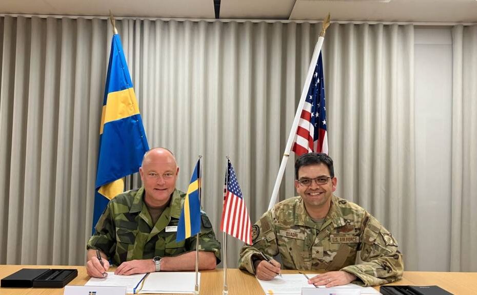 El General de División Johan Pekkari y el General de Brigada Quaid H. Quadri (US EUCOM). Firma del primer acuerdo en el marco del acuerdo bilateral de cooperación en materia de defensa entre Suecia y EE.UU. (Defense Cooperation Agreement, DCA). Foto: Antonia Sehlstedt/Försvarsmakten