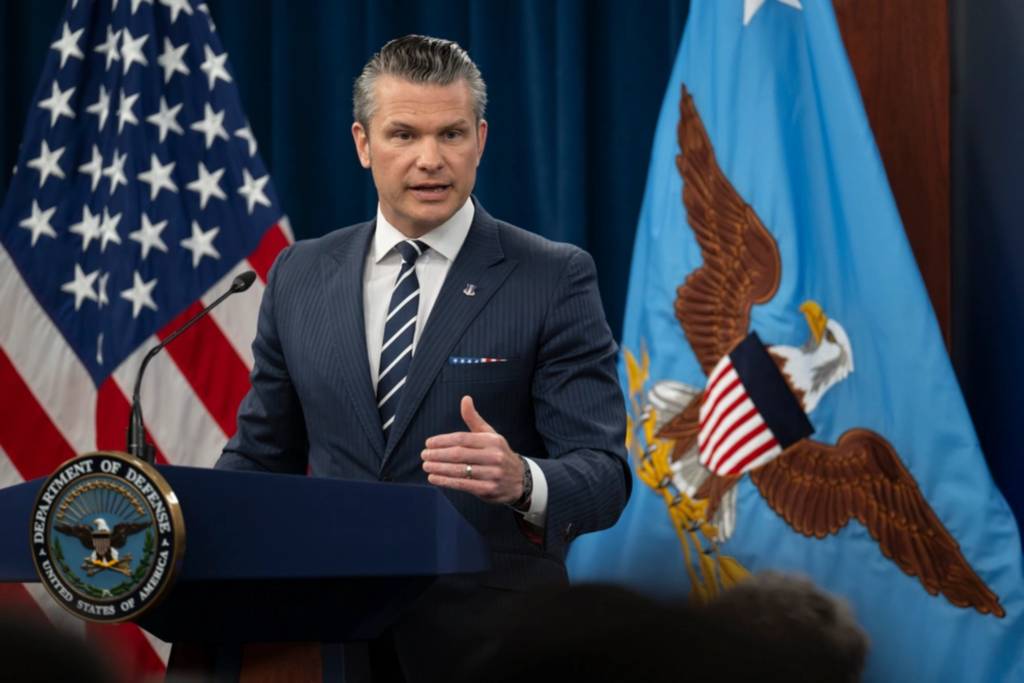 El Secretario de Defensa Pete Hegseth y el Jefe del Estado Mayor Conjunto General Dan Caine realizan una rueda de prensa en el Pentágono, Washington, D.C., 22 de junio de 2025. (Foto del Departamento de Defensa por el Suboficial de 1ª Clase de la Marina de los EE.UU. Alexander Kubitza)