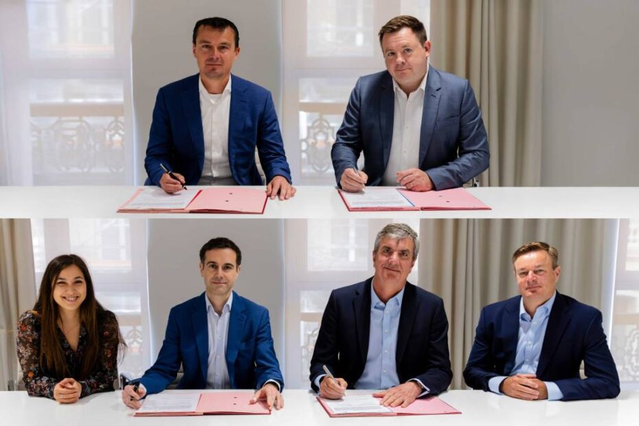 Arriba (de izquierda a derecha): Etienne Slagman, Jefe de Programación, Optimización de Recursos y Mejora Continua, Transavia Países Bajos y Julian Fish, Jefe de Soluciones de Operaciones de Aviación, IBS Software. Abajo (de izquierda a derecha): Estelle Bandhavong, Directora de Proyectos de Operaciones de Transavia Francia, Sébastien Lemaire, Director de Información de Transavia Francia, Philip Hinton, Director de Ventas de Productos de IBS Software, Benjamin Simmons, Director para Europa y África de IBS Software. ©IBS Software