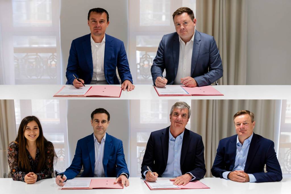 Arriba (de izquierda a derecha): Etienne Slagman, Jefe de Programación, Optimización de Recursos y Mejora Continua, Transavia Países Bajos y Julian Fish, Jefe de Soluciones de Operaciones de Aviación, IBS Software. Abajo (de izquierda a derecha): Estelle Bandhavong, Directora de Proyectos de Operaciones de Transavia Francia, Sébastien Lemaire, Director de Información de Transavia Francia, Philip Hinton, Director de Ventas de Productos de IBS Software, Benjamin Simmons, Director para Europa y África de IBS Software. ©IBS Software