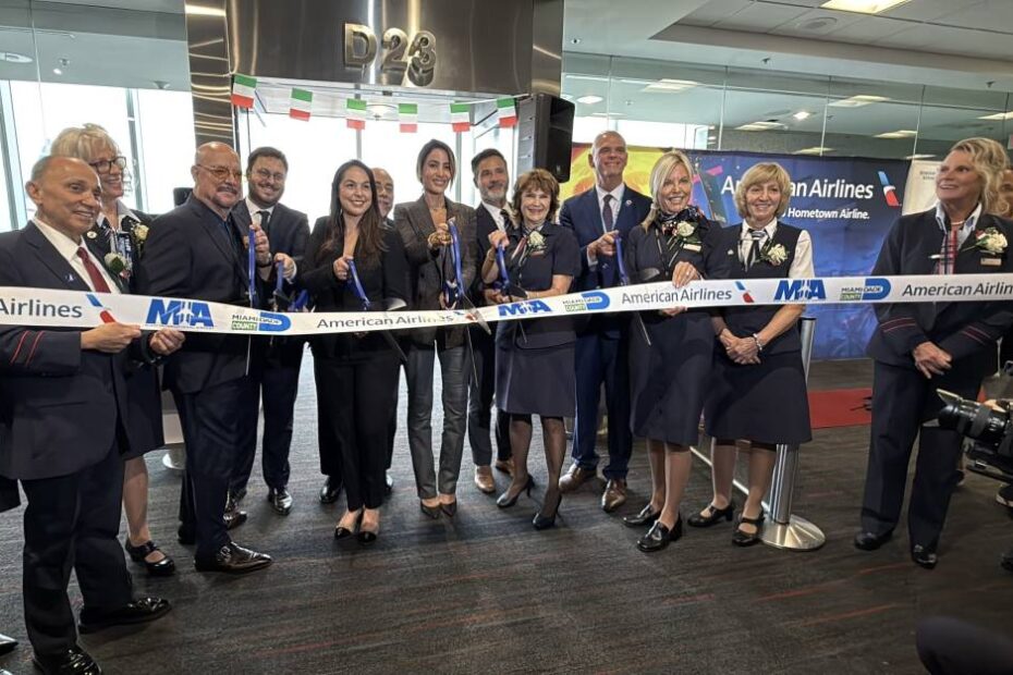American Airlines lanza el servicio de Roma y el mayor horario de verano de su historia en el MIA. El Presidente y CEO de la Oficina de Convenciones y Visitantes del Gran Miami, David Whitaker, la Comisionada del Condado de Miami-Dade, Natalie Milian Orbis, el Jefe de Operaciones del Condado, Jimmy Morales, la Comisionada del Condado, Danielle Cohen Higgins, el Vicepresidente del Hub de Miami de American Airlines, J.C. Liscano, y el Director y CEO del MIA, Ralph Cutié, cortaron la cinta ceremonial con miembros de la tripulación de vuelo de American Airlines. ©Miami International Airport (MIA) 