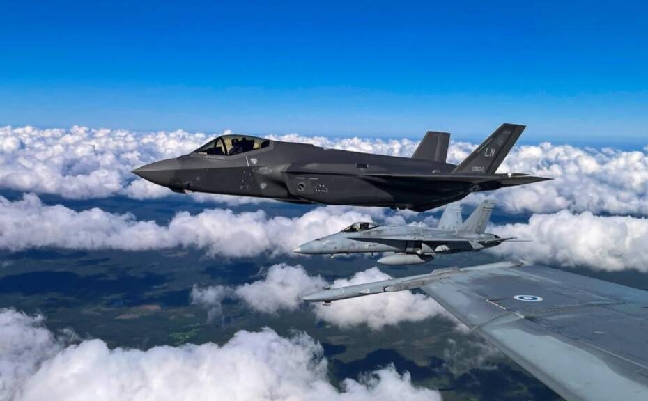 F-35A Lightning II y dos cazas finlandeses F/A-18 Hornet. Foto: Fuerza Aérea Finlandesa