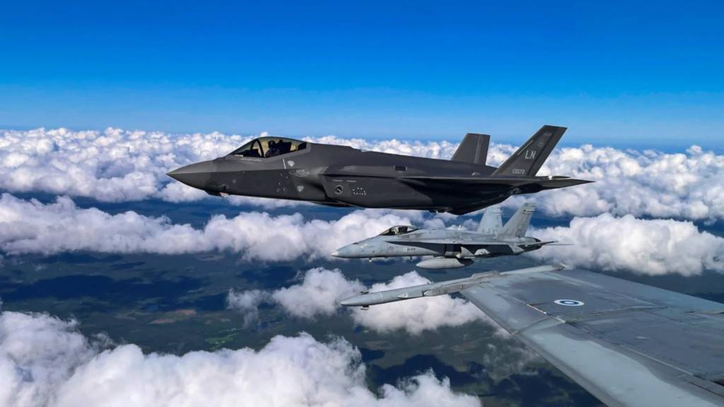 F-35A Lightning II y dos cazas finlandeses F/A-18 Hornet. Foto: Fuerza Aérea Finlandesa